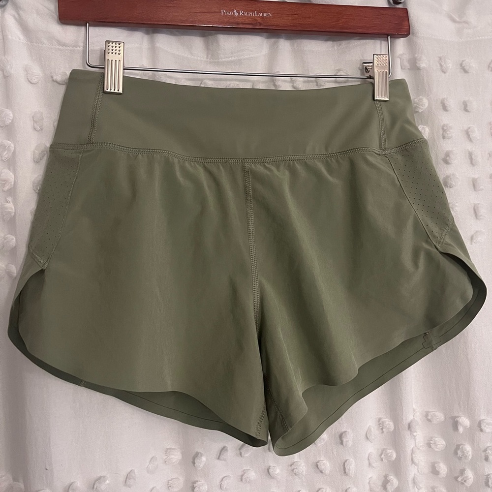 Athleta Run With It 3.5” shorts size xs